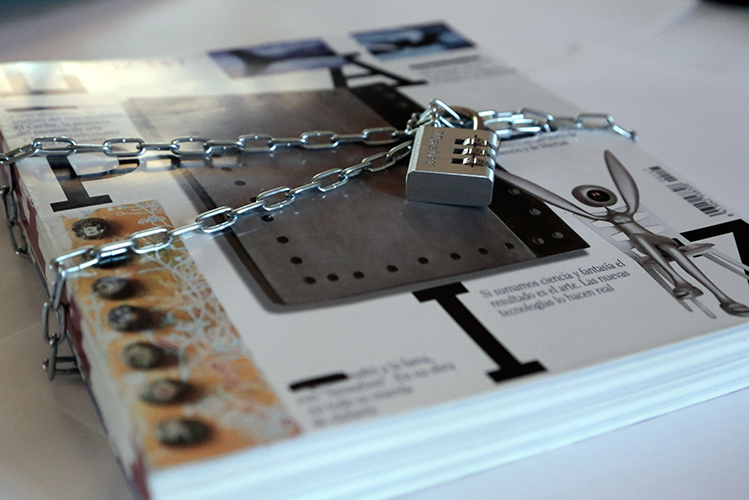 'Contraseñas', 5 revistas Lápiz atadas con una cadena cerrada con un candado.