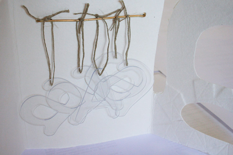 'Guardando las A I'. Libro objeto, 2012. Papel hecho a mano, gofrado y collage a modo de guardallaves
