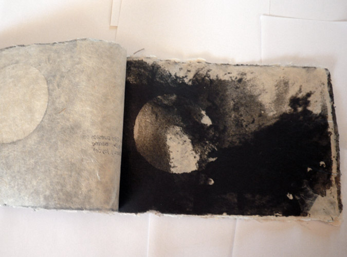 'Pensamientos negros', 2011. Libro de pulpa de papel de dos colores, hecho por la artista con fibra de Gampi y pulpas coloreadas. Ejemplar único